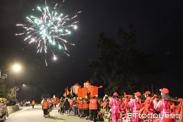 ▲▼2023馬祖北竿擺暝文化祭，坂里十三暝燒馬糧。（圖／記者蔡玟君攝）