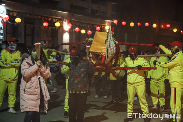 ▲▼2023馬祖北竿擺暝文化祭，坂里十三暝燒馬糧。（圖／記者蔡玟君攝）