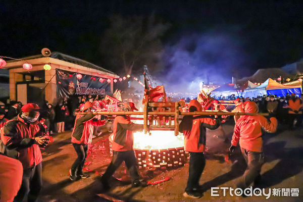 ▲▼2023馬祖北竿擺暝文化祭，坂里十三暝燒馬糧。（圖／記者蔡玟君攝）