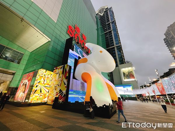 ▲▼2023台灣燈會在台北，其中東區商圈的「光展區」除了可以看到大型兔兔燈飾作品，還特別規劃43件作品「藝術入店」。（圖／記者林育綾攝）