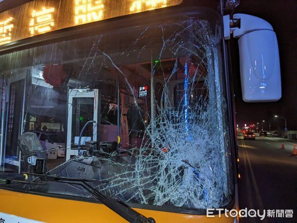 ▲高雄市鳳松路發生一起死亡車禍，撞人的公車擋風玻璃碎裂             。（圖／記者吳奕靖翻攝）