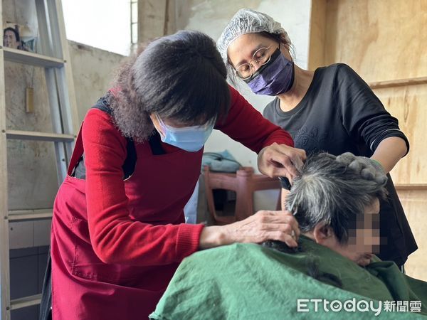 ▲▼ 1家3口髒屋摸黑度日!女兒打零工苦撐家 里長偕社工清出70袋垃圾 。(圖/記者吳奕靖翻攝)