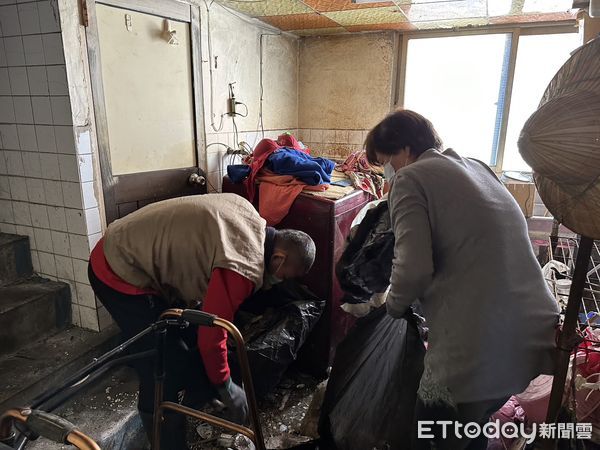 ▲▼ 1家3口髒屋摸黑度日!女兒打零工苦撐家 里長偕社工清出70袋垃圾 。(圖/記者吳奕靖翻攝)