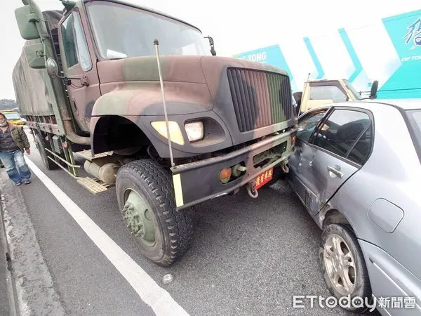 ▲▼軍車國道撞自小客車。(圖/民眾提供)