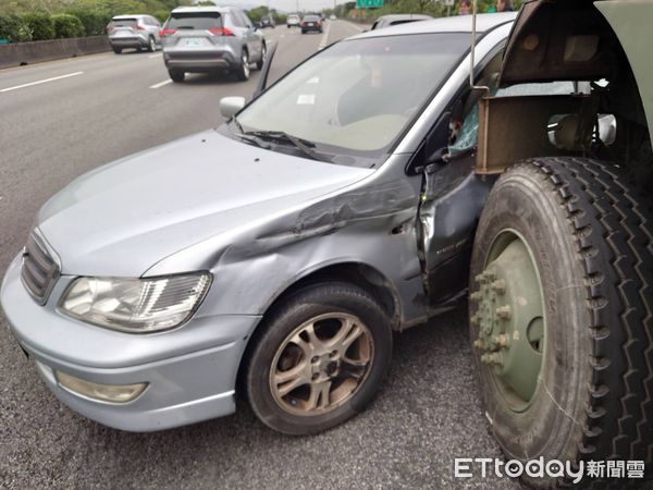 ▲▼軍車國道撞自小客車。(圖/民眾提供)