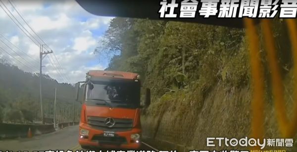 ▲▼             南投131縣道水埔產業道路有砂石車執意逆向進工地。（圖／記者高堂堯翻攝）