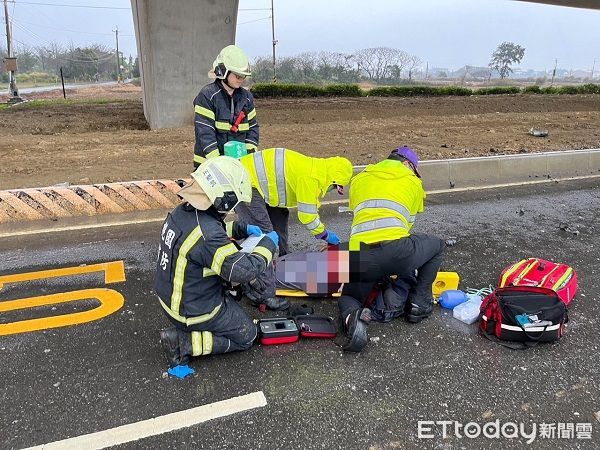 ▲▼駕駛則被甩出車外，掉落在橋下平面道路，消防人員予以救護送醫（圖／桃園市消防局提供）