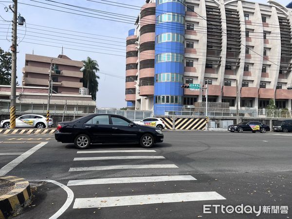 ▲▼ 嘉義市超狂補習班賓士車隊招生，新穎數位產品抽獎吸引學生及家長 。（圖／記者翁伊森翻攝）