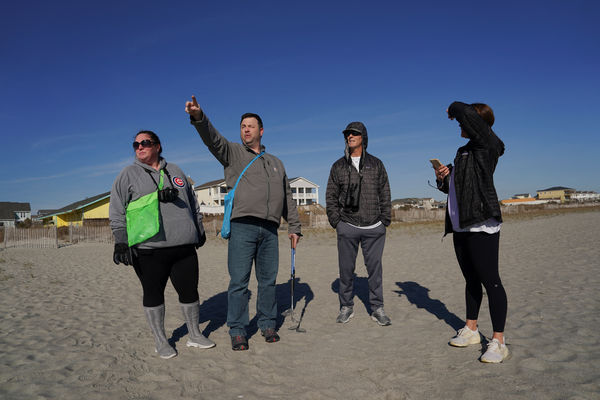 ▲▼美國民眾在北卡羅來納州霍頓海灘（Holden Beach）觀看美軍戰機擊落中國間諜氣球。（圖／路透）