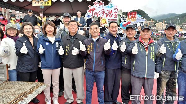 ▲野柳神明淨港百人跳水 「裝扮大比拚」花招百出。（圖／記者郭世賢翻攝）