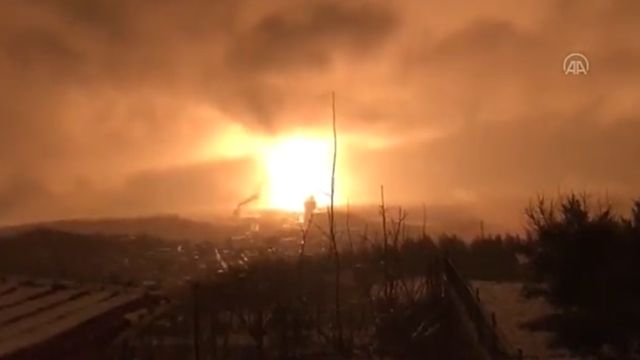 ▲▼土耳其強震後，與敘利亞交界的哈塔伊省（Hatay）一條天然氣管線爆炸，烈焰沖天的畫面在社群媒體瘋傳。（圖／翻攝推特）
