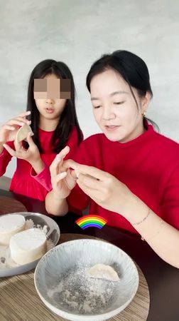 ▲▼阿雅和9歲女兒柳小寶一起包餃子。（圖／翻攝自抖音／阿雅）