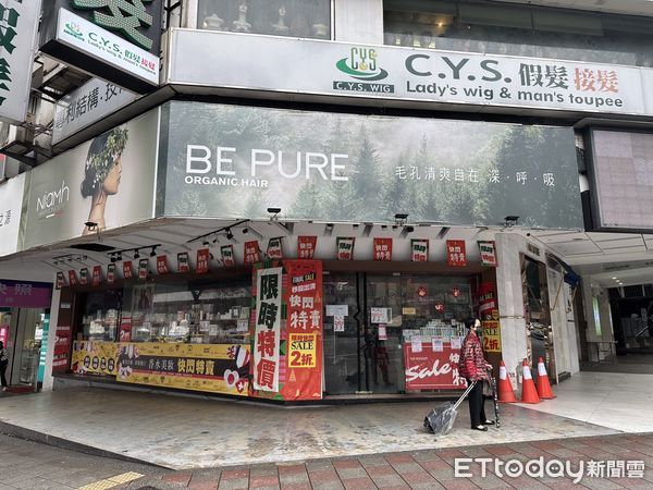 ▲▼東區忠孝東路四段上最知名的店面為「帝寶劉媽媽」所有，過去為雄獅旅遊進駐，但近期長期承租給特賣會。（圖／記者賴志昶攝）