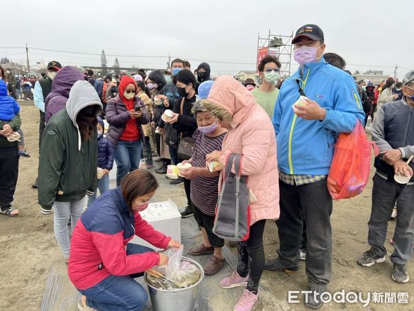 ▲今年吃飯擔活動除了油飯、酸菜鴨、米粉等美味料理，還安排扛飯擔、扛轎體驗以及遶境祈福等活動。（圖／記者蔡佩旻翻攝）