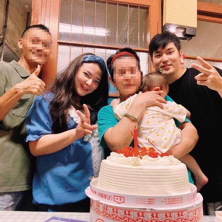 去年8月，小甜甜（右三）才和宋晉賢（右一）及其家人一同慶祝父親節。（翻攝自小甜甜IG）