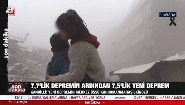 ▲▼土耳其記者在地震現場發現女童被嚇哭，當場將她扛起，帶離危險區域。（圖／翻攝自推特／@ahaber）