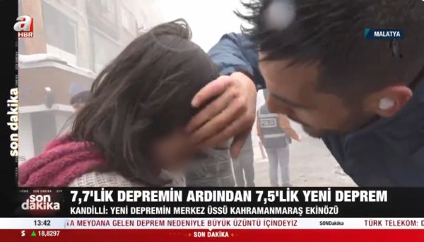 ▲▼土耳其記者在地震現場發現女童被嚇哭，當場將她扛起，帶離危險區域。（圖／翻攝自推特／@ahaber）