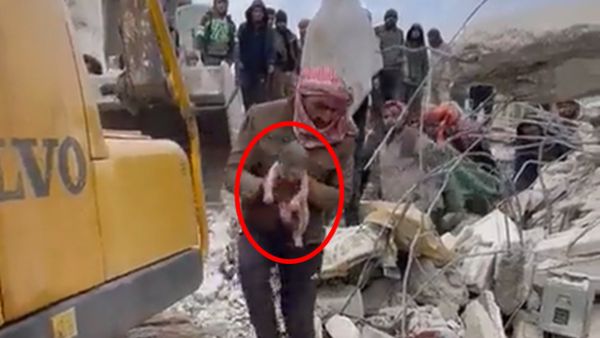 ▲▼敘利亞媽媽在廢墟中產子。（圖／翻攝推特）