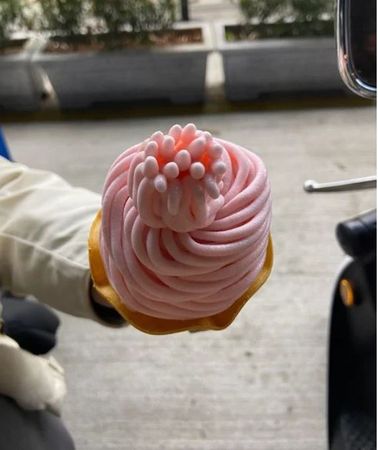 ▲全家草莓優格霜淇淋形狀超特別。（圖／翻攝自Dcard）
