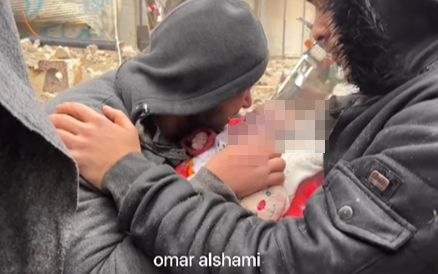 ▲▼敘利亞孩童被埋瓦礫堆！　爸爸緊抱嬰兒遺體崩潰痛哭。（圖／翻攝自IG／omar_alshami2）