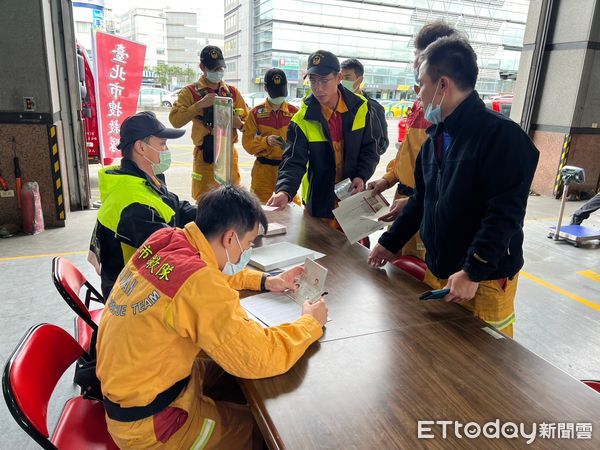 ▲台北市長蔣萬安7日下午赴消防局視察第二波馳援土耳其的搜救隊員，並訓勉注意自身安全。（圖／記者張君豪翻攝）