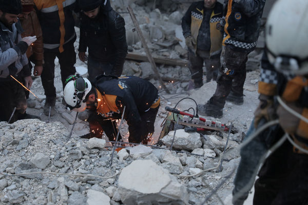 ▲▼「敘利亞民防組織「白頭盔」（White Helmets）搜救受困災民。（圖／路透社）