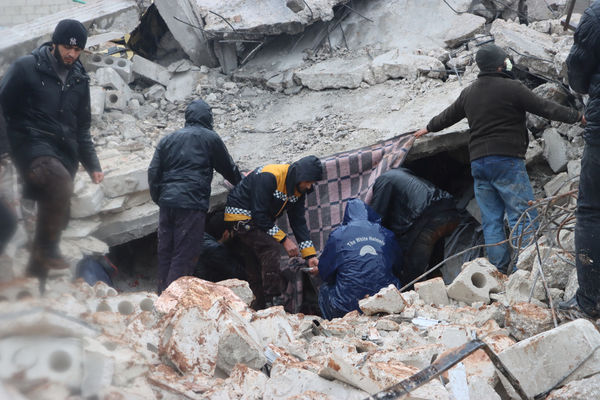 ▲▼「敘利亞民防組織「白頭盔」（White Helmets）搜救受困災民。（圖／路透社）