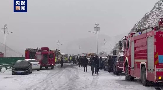 ▲▼蘭州30多輛車雪天相撞，多車起火有人受傷。（圖／翻攝自影片）