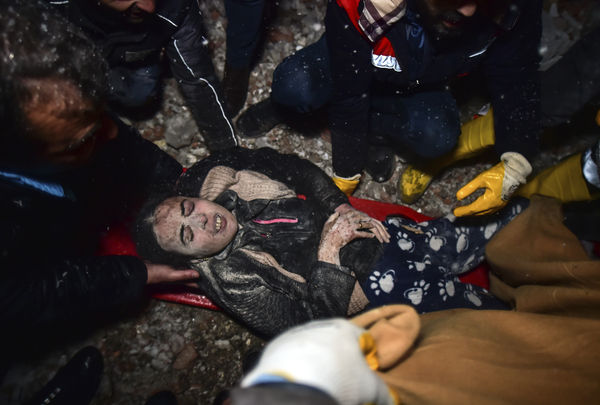 ▲▼土耳其卡赫拉曼馬拉什省（Kahramanmaraş）一名婦女被從倒塌的建築物中救出。（圖／美聯社）