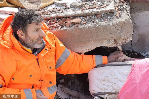 ▲▼土耳其地震、土耳其強震、土耳其卡赫拉曼馬拉什省（Kahramanmaraş）父親漢瑟（Mesut Hancer）牽著被壓在建築物瓦礫下的15歲已故女兒伊爾瑪克（Irmak）。（圖／CFP）