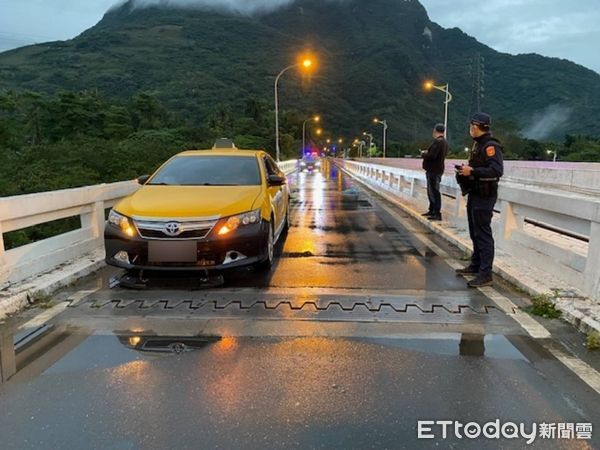 ▲▼女子倒臥路中遭小黃不慎輾過，拖鞋及衣物散落路面，女子送醫不治。（圖／吉安警分局提供，下同）