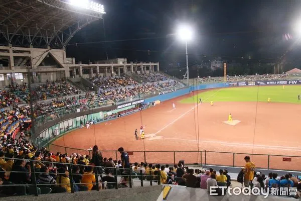 ▲▼去年職棒例行賽由中信兄弟在台東第一棒球場與樂天桃猿進行激烈對戰,約5,400名觀眾進場觀賽,現場熱情澎湃。(圖/台東縣政府提供,下同)