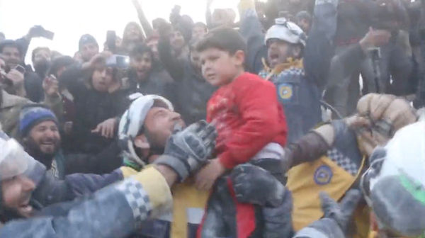 ▲▼敘利亞西北部村莊比斯尼亞（Bisnia）一家人獲救，全場激動爆出歡呼聲。（圖／路透）