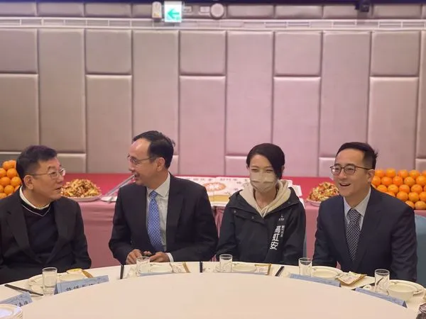 ▲高虹安出席藍營竹市黨部主委布達,朱立倫表示要團結非綠朋友。(圖/國民黨提供)