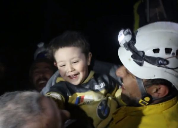 ▲▼ 敘利亞孩童卡拉姆（Karam）獲救。（圖／翻攝自推特／The White Helmets））