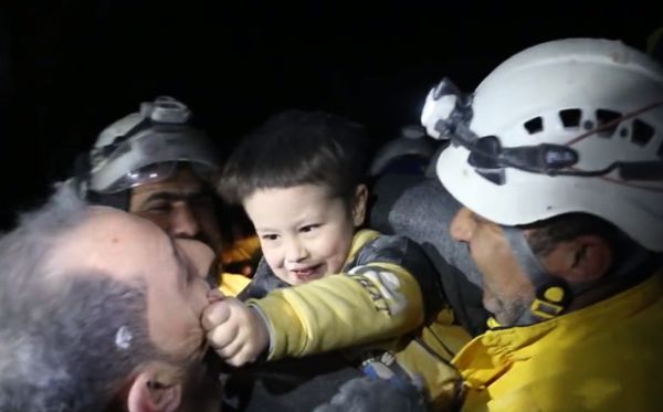 ▲▼ 敘利亞孩童卡拉姆（Karam）獲救。（圖／翻攝自推特／The White Helmets））