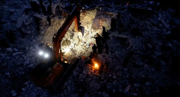 ▲▼土耳其地震，敘利亞伊德利布省（Idlib）城鎮比斯尼亞（Bisnia）暗夜中搜救。（圖／路透）