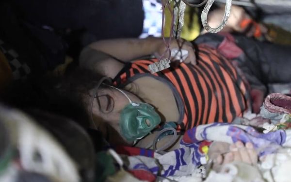 ▲▼敘利亞小女孩Sham被困瓦礫堆，民防組織「白頭盔」的救援人員輕聲唱歌安慰她的畫面引人淚目。（圖／翻攝自推特）