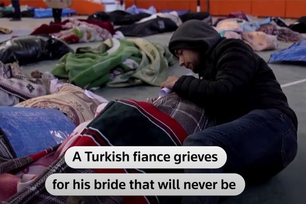 ▲▼土耳其男子難過坐在未婚妻屍體旁。（圖／翻攝自YouTube／路透社）