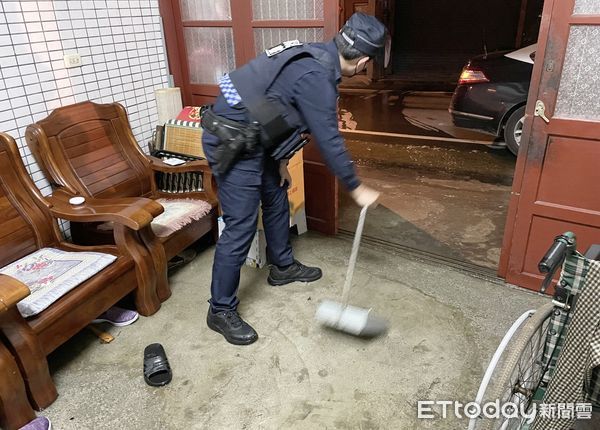 ▲桃園市平鎮警方今天凌晨協助清理屋內大量積水。（圖／記者沈繼昌翻攝）