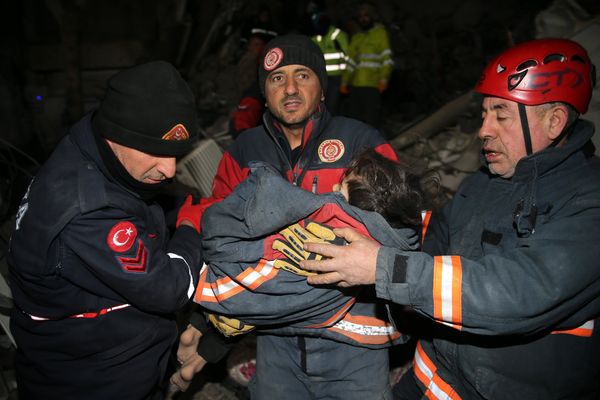 ▲▼土耳其救援隊在黃金72小時後救出一家3口。（圖／翻攝自推特）