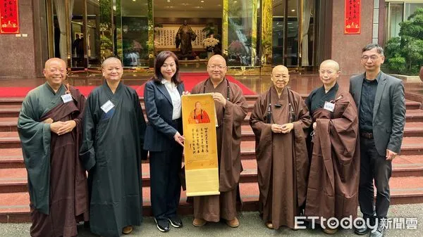 ▲邱佩琳南下佛光山弔唁星雲大師 追憶父親邱創煥感人往事。(圖/記者郭世賢翻攝)