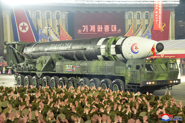 ▲▼有史以來最多 北韓建軍75周年閱兵大秀11枚火星17洲際彈道飛彈。（圖／路透）