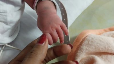 印度跨性別夫妻「懷胎10月成功產子」　首對親生父母創下里程碑
