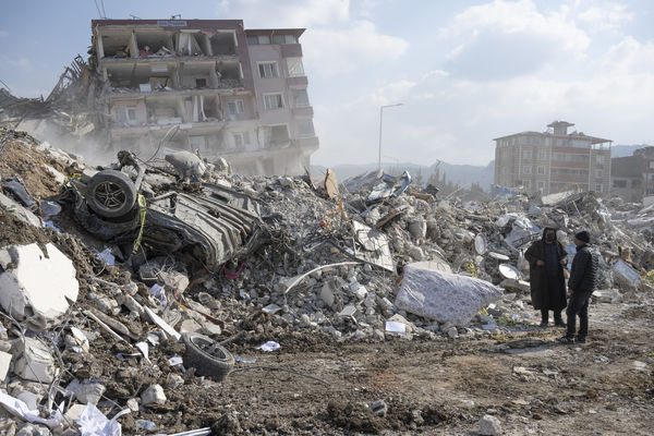 ▲▼土耳其哈塔伊省安塔基亞市中心公寓大樓完全被震毀，據傳數千名遇難者被埋在廢墟底下。（圖／達志影像／美聯社）