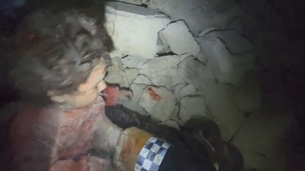 ▲▼敘利亞女嬰躺在已故姐姐的腿上，強震中活著被救出。（圖／翻攝自Facebook／@SyriaCivilDef）
