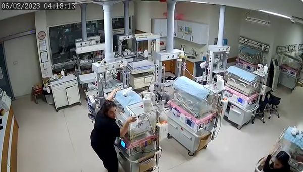 規模7.8強震劇烈晃　2護士捨命衝進病房「肉身護嬰兒」畫面曝光。（圖／翻攝自Twitter／Fatma Şahin）