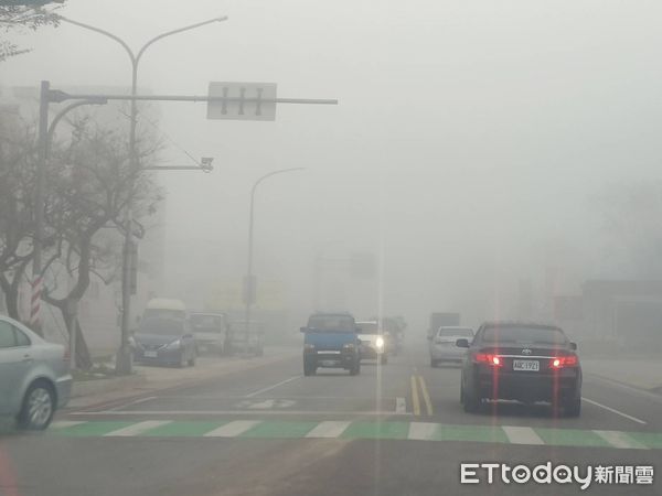 ▲▼金門機場今日上午受濃霧影響，飛機全面停飛。（圖／記者林名揚翻攝）