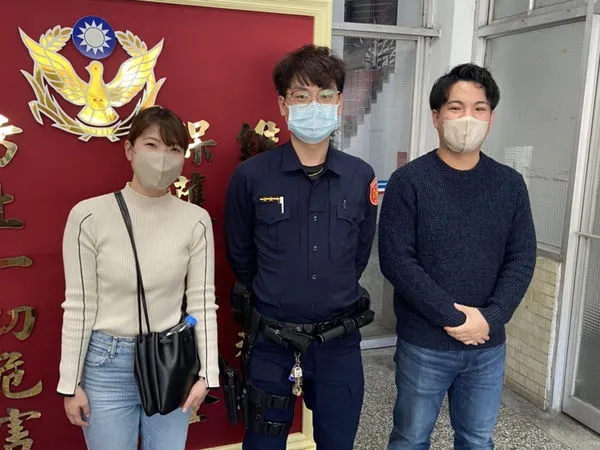 ▲▼羅東鎮公正派出所暖警沈柏豪(上圖中)對旅台日籍情侶伸援手,充當換鈔機。(圖/羅東分局提供,下同)