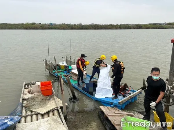 ▲台南安定曾文溪水域,14日上午有民眾駕駛竹筏在岸邊發現一具浮屍,遺體擱淺在曾文溪靠近西港側的岸邊,消防人員將遺體打撈上岸交由員警處理。(圖/民眾提供,下同)